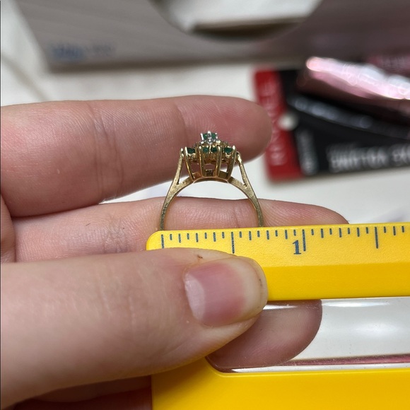 Vintage emerald and diamond 10k flower ring - Picture 11 of 12